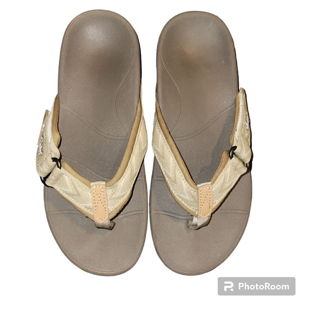 Viakix flip flops size 6. ^